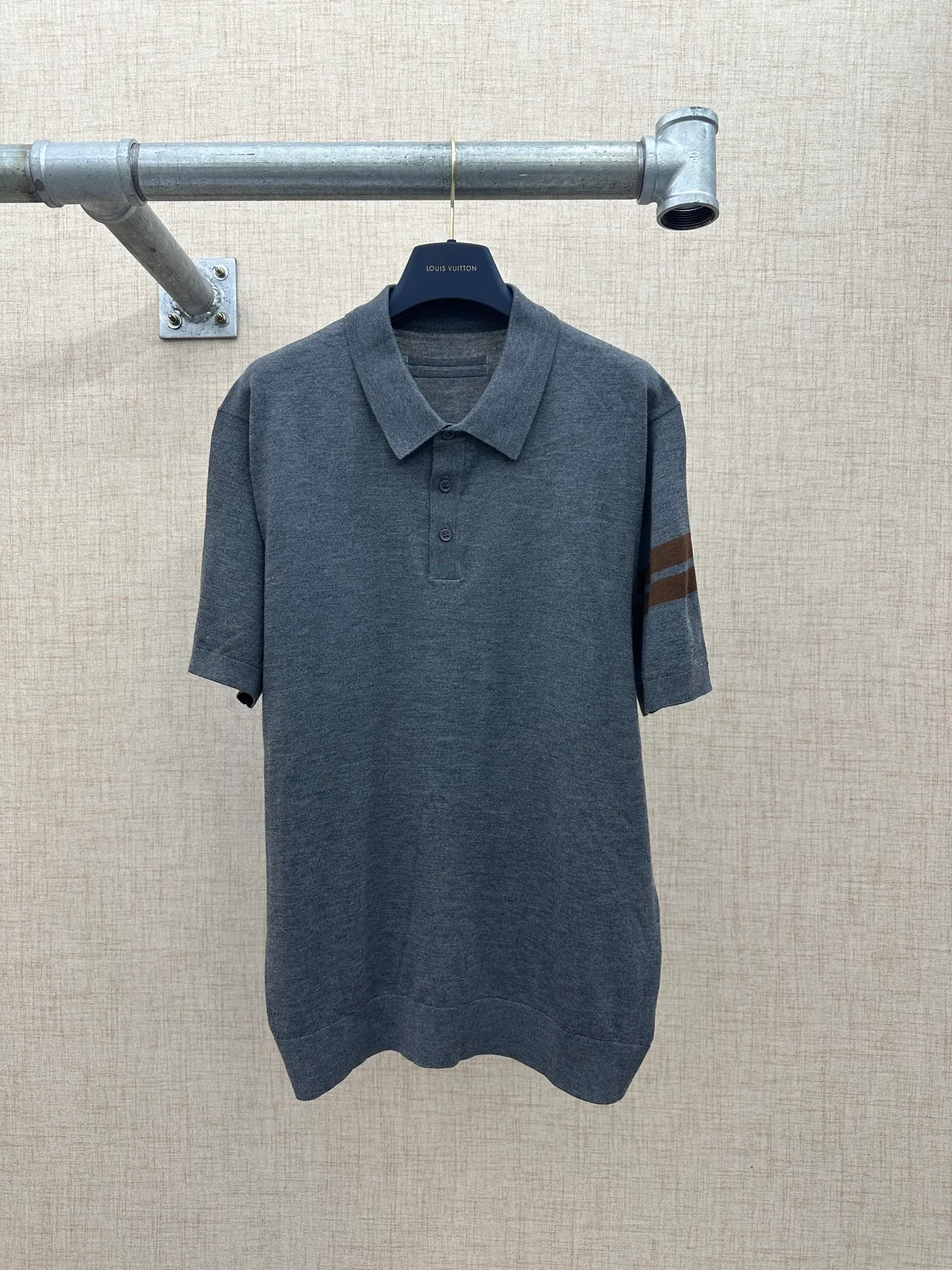 （ ） Polo 2026ss New Arrival Series Gray ，Classic Polo + ， ， + ， 、 ， ：4.4% 、27.5% 、30% 、38.1% ， ： ， 、 ， Breathable ， ， 。 Sizes：M、L、XL、XXL、XXXL、XXXXL、 M-90-120 L-120-130 XL-130-140 2XL-150-160 3XL-170-180 4XL-180-190